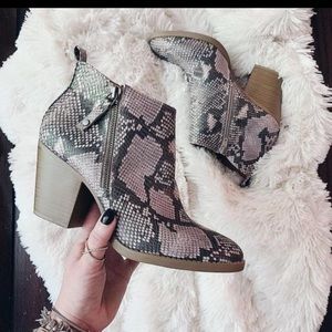 New Women’s faux bootie by universal threads